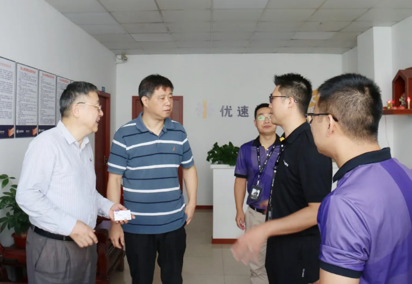 高温酷暑上海市快递协会会长周德刚领导一行为优速快递网点送清凉